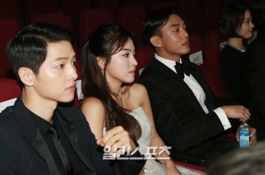 
Song Joong Ki, Song Hye Kyo và Yoo Ah In ngồi cạnh nhau trong đêm trao giải. Ảnh: Sports Seoul.