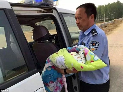 
Người giải cứu đứa bé là 2 cảnh sát địa phương - Zhoao Erhai và Xiao Baiyang. (Ảnh: Internet)