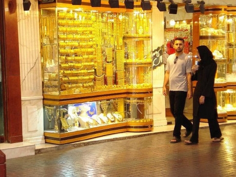 Choáng ngợp những trung tâm thương mại tràn ngập vàng ròng ở Dubai