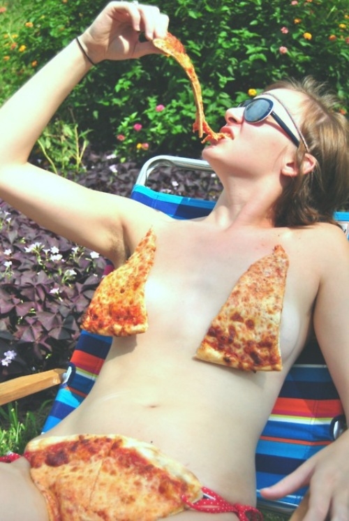 
Sẽ không còn cảnh đói bụng cồn cào sau khi bơi vì đã có bikini-pizza. 