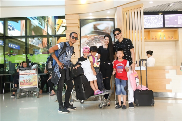 
Cùng đáp chuyến bay ra Hà Nội với bố con nam diễn viên Thành Được là bố Phạm Anh Khoa và bé Châu Chấu.
