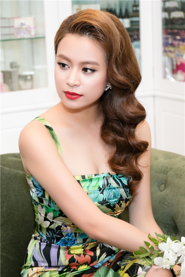 
Thông qua sản phẩm này, nữ ca sĩ tiếp tục khẳng định vị trí trong showbiz Việt cũng như sự trưởng thành của cô qua nhiều giai đoạn. 