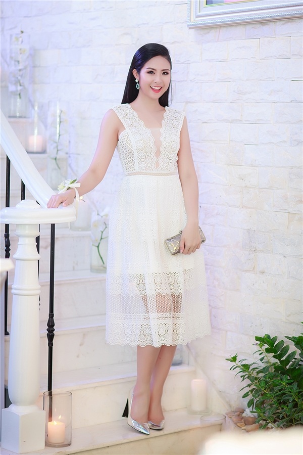 
Ngọc Hân cũng diện trang phục với sắc trắng tinh khôi trên nền chất liệu ren mỏng tang, gợi cảm. Những khoảng hở chừng mực khiến người đối diện không thể rời mắt trước Hoa hậu Việt Nam 2010.