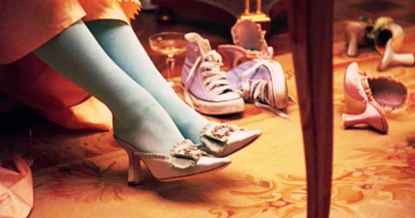 
Trong cảnh quay Marie thử giày. tổ đạo cụ đã vô ý để sót lại đôi giày thể thao hiện đại màu tím. (Ảnh: Internet)