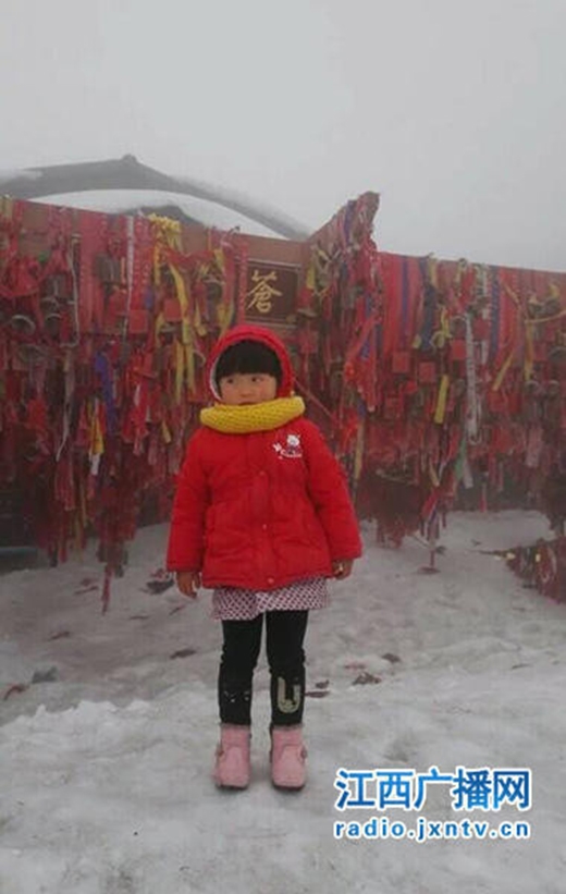 Chuyện cô bé 4 tuổi đi bộ nửa vòng Trung Quốc để du lịch gây tranh cãi