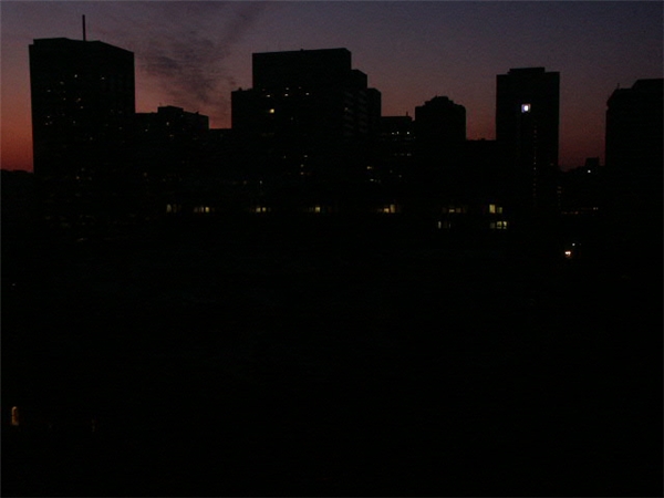 
Thành phố Toronto chìm vào bóng đêm. (Ảnh: Internet)