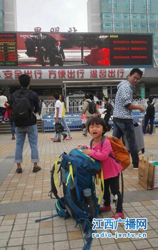 Chuyện cô bé 4 tuổi đi bộ nửa vòng Trung Quốc để du lịch gây tranh cãi