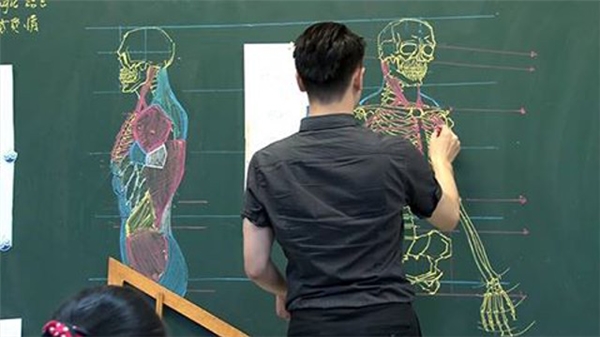 "Bấn loạn" trước thầy giáo vẽ khung xương người "siêu cấp vô địch thủ"