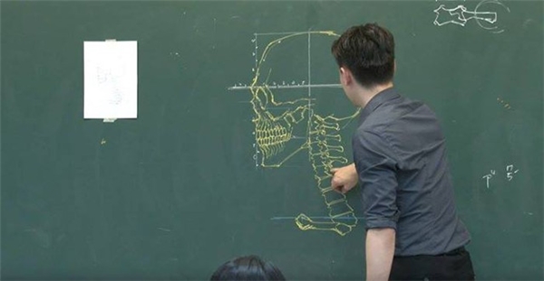 "Bấn loạn" trước thầy giáo vẽ khung xương người "siêu cấp vô địch thủ"