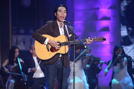 
Tại chương trình Giai Điệu Tự Hào phát sóng vào tháng 5/2014, nhạc sĩ Quốc Trung với vai trò giám đốc âm nhạc đã dàn dựng lại ca khúc này cho một thí sinh thể hiện. Tuy nhiên, tiết mục này bị các khách mời chê tới tấp vì cho rằng phần biểu diễn sai cả lời lẫn nhạc và chất giọng ca sĩ không phù hợp với bài hát. - Tin sao Viet - Tin tuc sao Viet - Scandal sao Viet - Tin tuc cua Sao - Tin cua Sao