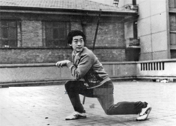 
Lục Tiểu Linh Đồng (Tôn Ngộ Không) luôn phải tập luyện võ nghệ trên phim trường trong giờ giải lao.