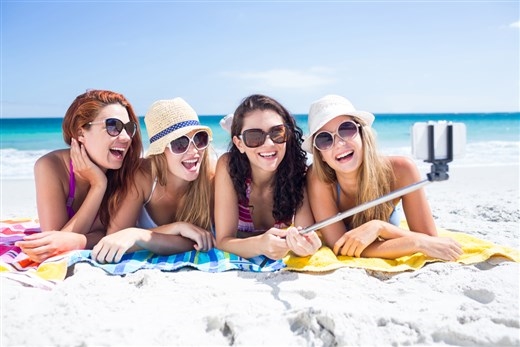 
Ai mà chẳng muốn cùng hội cạ cứng selfie giữa bãi biển ngập nắng thế này?