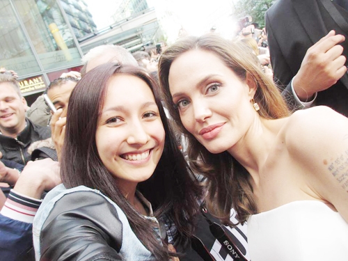 
Con gái Mỹ Linh - ca sĩ Anna Trương có dịp được chụp ảnh cùng nữ diễn viên danh giá của thế giới Angelina Jolie.