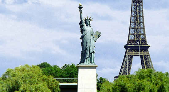
25. Có đến tận… 10 bức tượng Nữ thần Tự do ở Pháp, riêng Paris đã “chiếm” hẳn 5 bức. (Ảnh: Internet)