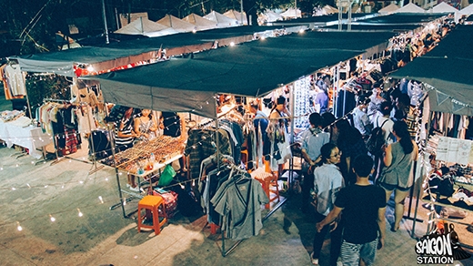 
Phiên chợ sẽ mở đến tận 23h vào 2 ngày cuối tuần, là trải nghiệm thú vị cho các bạn thích dạo khuya Sài Gòn. 