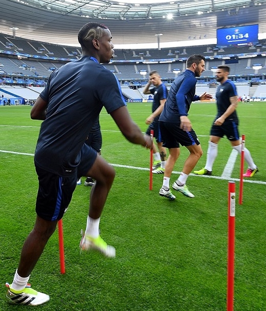 
Trong buổi tập trên sân Stade de France, tiền vệ Paul Pogba xuất hiện với kiểu tóc hình logo là chú gà trống Gaulois.