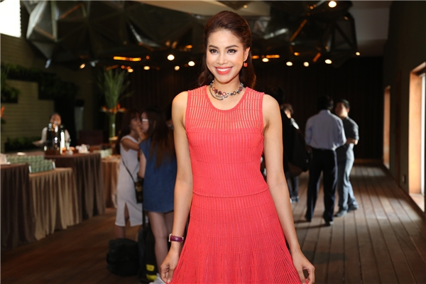 
Phạm Hương đằm thắm trong chiếc váy xòe có tông màu đỏ hổng ngọt ngào. Gần đây, Hoa hậu Hoàn vũ Việt Nam 2015 ngày càng chuộng diện đồ hiệu.