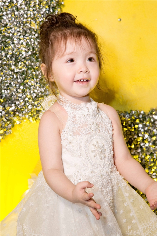 Cadie xinh như công chúa, cười tít mắt trong tiệc sinh nhật hai tuổi