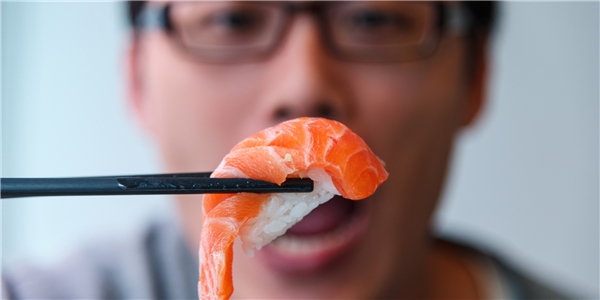 
#7 Nhiều người cho rằng sushi thì phải ăn bằng đũa, nhưng điều này còn tùy. Đàn ông có thể dùng ăn sushi bằng cách bốc tay. (Ảnh: Internet)