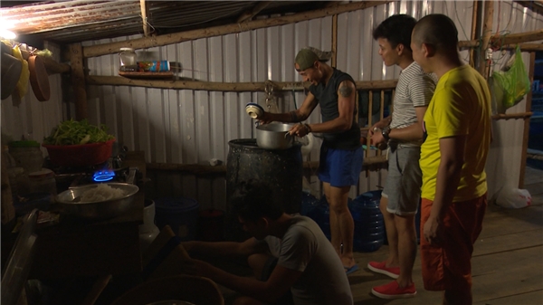
Những người cha đảm đang của showbiz Việt cặm cụi nhóm bếp và cùng nhau nấu ăn. 