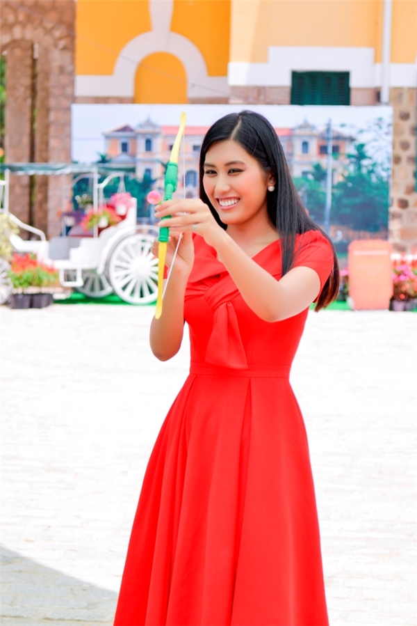 
Top 5 Hoa hậu Hoàn vũ Việt Nam 2015 Ngô Trúc Linh