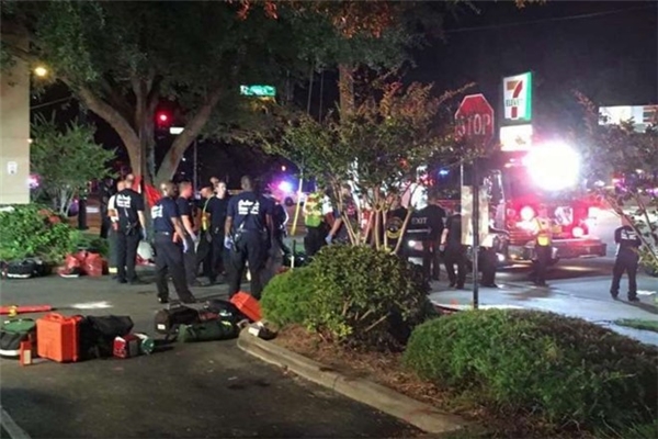 
Lực lượng an ninh được điều động đến hiện trường vụ nổ súng. Ảnh: Univision Florida Central