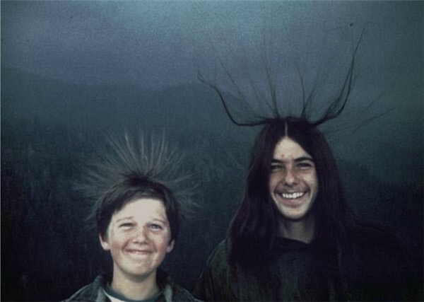 
Bức ảnh chụp hai cậu bé có tóc dựng đứng hết sức ngộ nghĩnh, tuy nhiên sự thật đây chính là báo hiệu cho một cơn bão đang đến gần. Ngay sau khi bức ảnh được chụp, hai cậu bé đã bị sét đánh tại công viên Quốc gia Sequoia ở California, mùa hè năm 1975. (Ảnh: Internet)