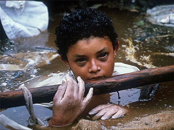 
Bức ảnh trên được chụp bởi Frank Fournier, nhiếp ảnh gia nổi tiếng thế giới. Người trong ảnh là Omayra Sánchez Garzón (13 tuổi), người Columbia, cô bé bị mắc kẹt hơn 60 tiếng dưới nước trong đống đổ nát của ngôi nhà sau khi núi lửa Nevado del Ruiz phun trào năm 1985. Sau nỗ lực không thành công của đội cứu hộ, cô bé qua đời. Bức ảnh này đã trở nên nổi tiếng và khiến cả thế giới động lòng. (Ảnh: Internet)