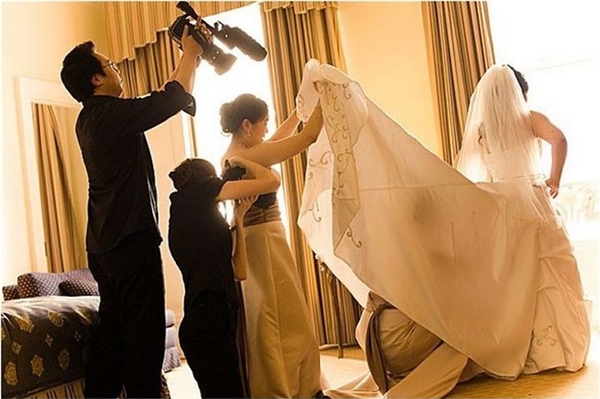 
Điều gì ẩn giấu bên dưới chiếc váy cưới? (Ảnh: Internet)