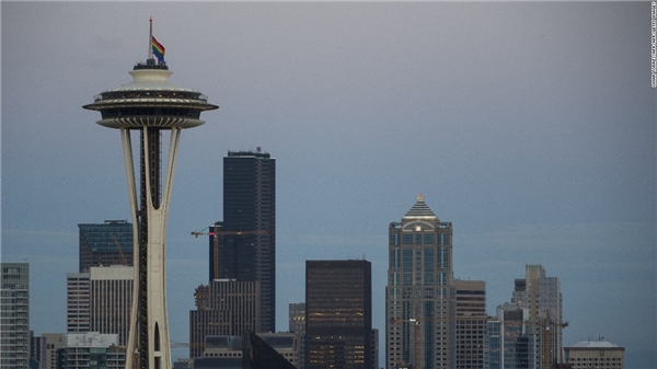 
 Lá cờ cầu vồng tung bay trên tháp Space Needle tại thành phố Seattle, Washington vào ngày 12/6 để tưởng nhớ các nạn nhân trong vụ thảm sát. (Ảnh: CNN)
