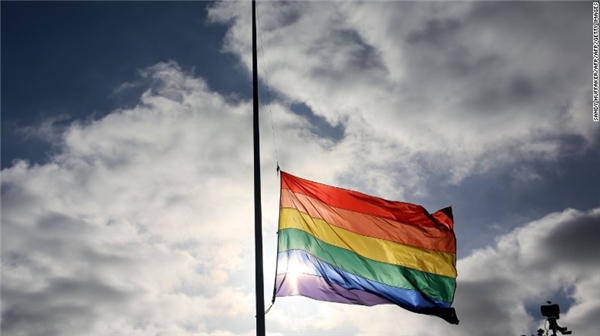 
Tại San Diego, California, lá cờ tượng trưng cho niềm tự hào của cộng đồng LGBT vẫn kiêu hãnh tung bay mặc dù đang được treo rủ. (Ảnh: CNN)