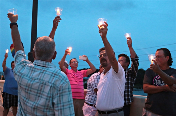 
Khắp Orlando, nhiều buổi tưởng niệm nạn nhân của vụ xả súng được tổ chức ở một số khu vực tiêu biểu như Ember, Panama City Beach (Ảnh: AP)