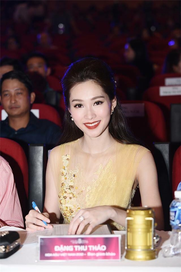 Thu Thảo lộng lẫy đi tìm chủ nhân mới cho vương miện Hoa hậu Việt Nam