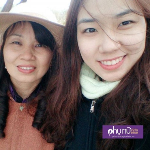 
Thu Hương chụp ảnh cùng mẹ trong dịp xuân 2016.