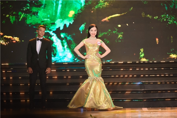 Cận cảnh nhan sắc đang “làm mưa làm gió” tại Hoa hậu Việt Nam 2016