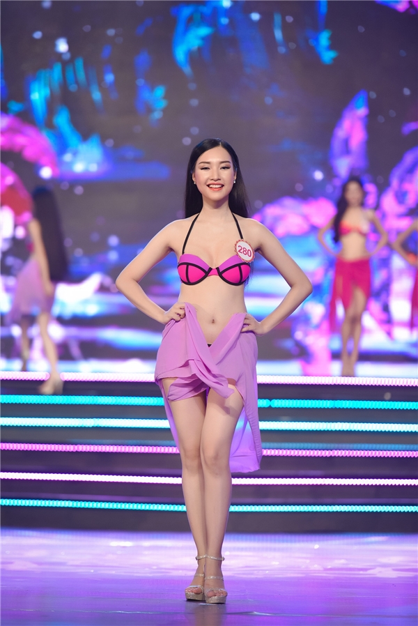 
Ngọc Trân trong buổi trình diễn vào đêm chung khảo phía Nam Hoa hậu Việt Nam 2016. Dù không quá mãnh liệt, bùng cháy nhưng cô nàng vẫn nhận được nhiều tràng pháo tay, hò hét từ khán giả.