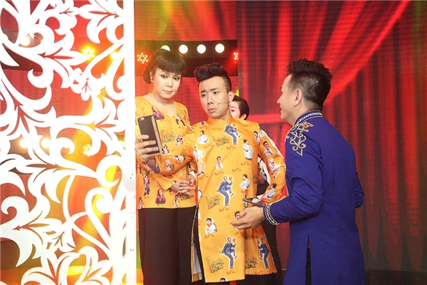 
Trong tập 7 của Làng Hài Mở Hội, hai giám khảo Việt Hương - Trấn Thành sẽ có những màn “chặt chém” không ngừng để đem đến tiếng cười cho khán giả.