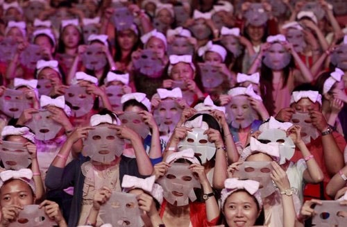 
Vào năm 2013, 1213 người Đài Loan đã cùng nhau xác lập kỉ lục Guinness bằng cách cùng nhau đắp mặt nạ trong vòng 10 phút. (Ảnh: Internet)