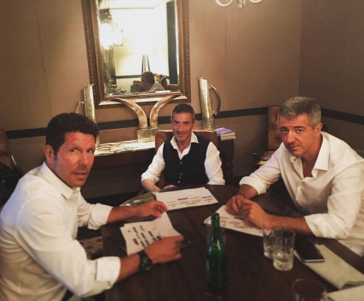 
Hình ảnh về buổi kí hợp đồng của HLV Simeone được đăng tải trên Twitter