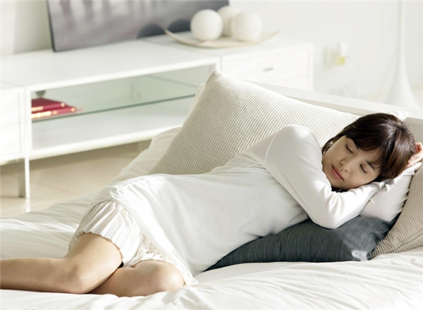 
Bạn nên ngủ tư thế thoải mái nhất và tránh nằm quá nghiêng hay nằm xấp. (Ảnh: Internet)