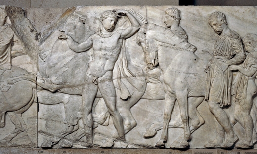 
Một bức phù điêu khắc họa cảnh nghi lễ mừng sinh nhật nữ thần Athena với hình ảnh một chàng trai chạy đến đền thờ Parthenon mà không có mảnh vải nào trên người.