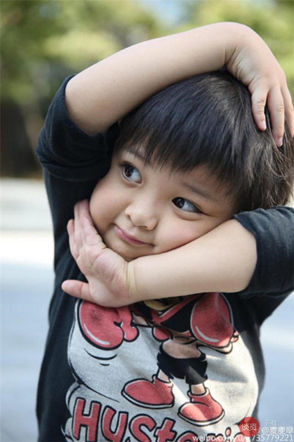 
Cậu bé được cư dân mạng yêu mến tặng cho danh hiệu "Cậu bé dễ thương nhất màn ảnh Hoa ngữ".