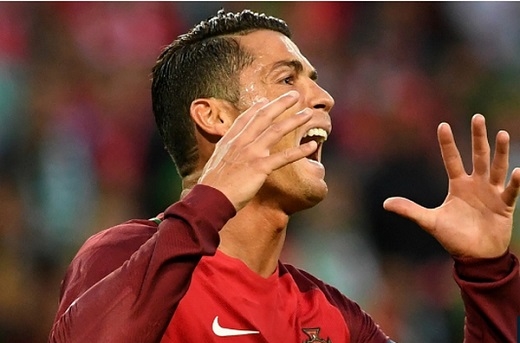 
Cristiano Ronaldo mỉa mai lối chơi tiêu cực của Iceland