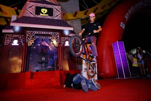 
Từ phía cánh gà sân khấu, các nghệ sĩ biểu diễn xe đạp BMX xuất hiện ấn tượng, khuấy động chương trình với các cú nhào lộn ngoạn mục.