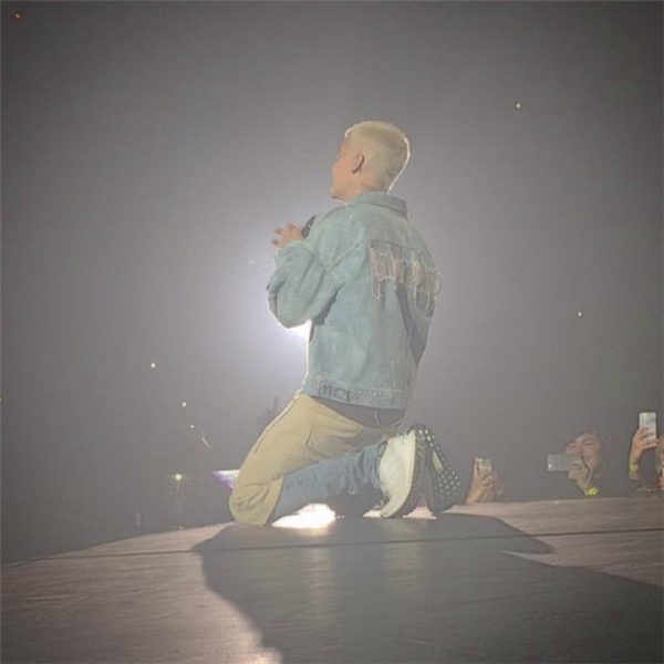 
Justin khiến khán giả thảng thốt khi khi mặc quần jean bên trong quần short.