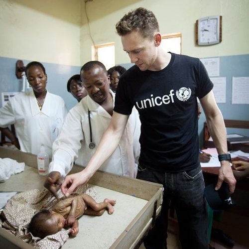 
Đến thăm một bệnh viện nhi ở Châu Phi. (Ảnh: Internet)