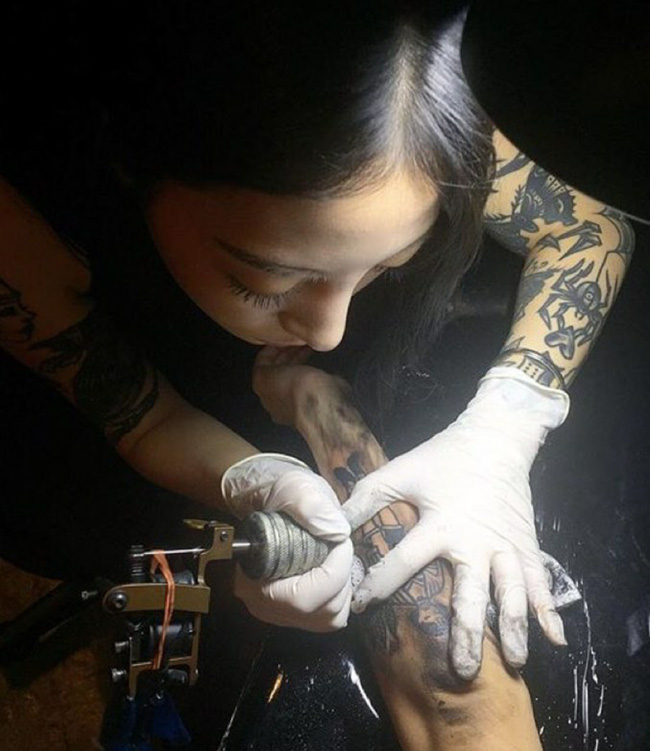 
Nữ thợ xăm quyến rũ của xứ sở kim chi. (Ảnh: Instagram tattooist_nini)