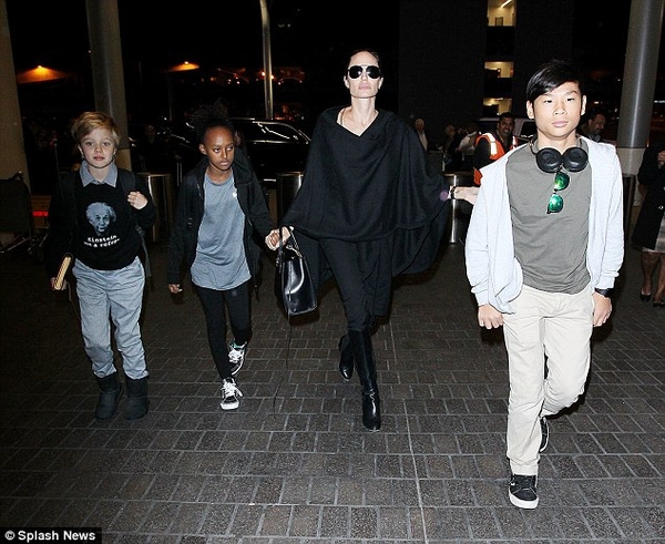 
Angelina Jolie hạnh phúc bên các con. (Ảnh: Internet)