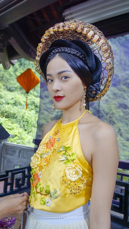 
Trang phục dù đẹp nhưng bị nhận xét không thuần Việt.