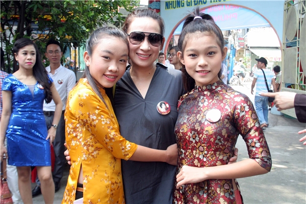 
Ca sĩ Phi Nhung đưa hai cô con gái nuôi đến tham dự lễ tưởng niệm. 